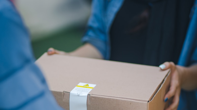 Amazonで住所を間違えたまま発送済みでも大丈夫？今すぐできる対処法と受け取るまでの流れ