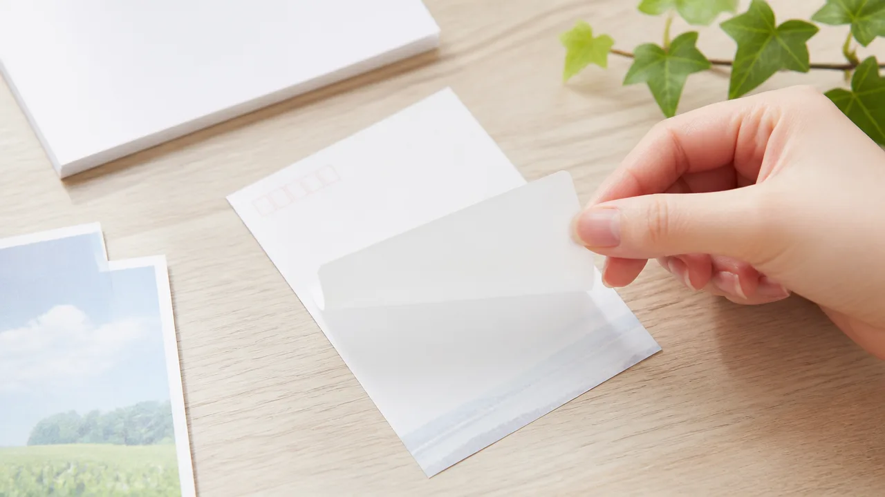 はがきの内容を隠すシールは100均にある？売り場と選び方を解説
