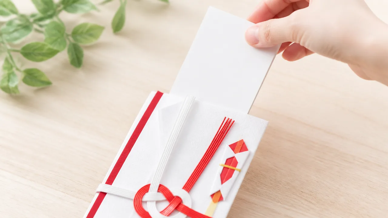 ご祝儀袋の厚紙はどうする？役割と外すタイミングを解説