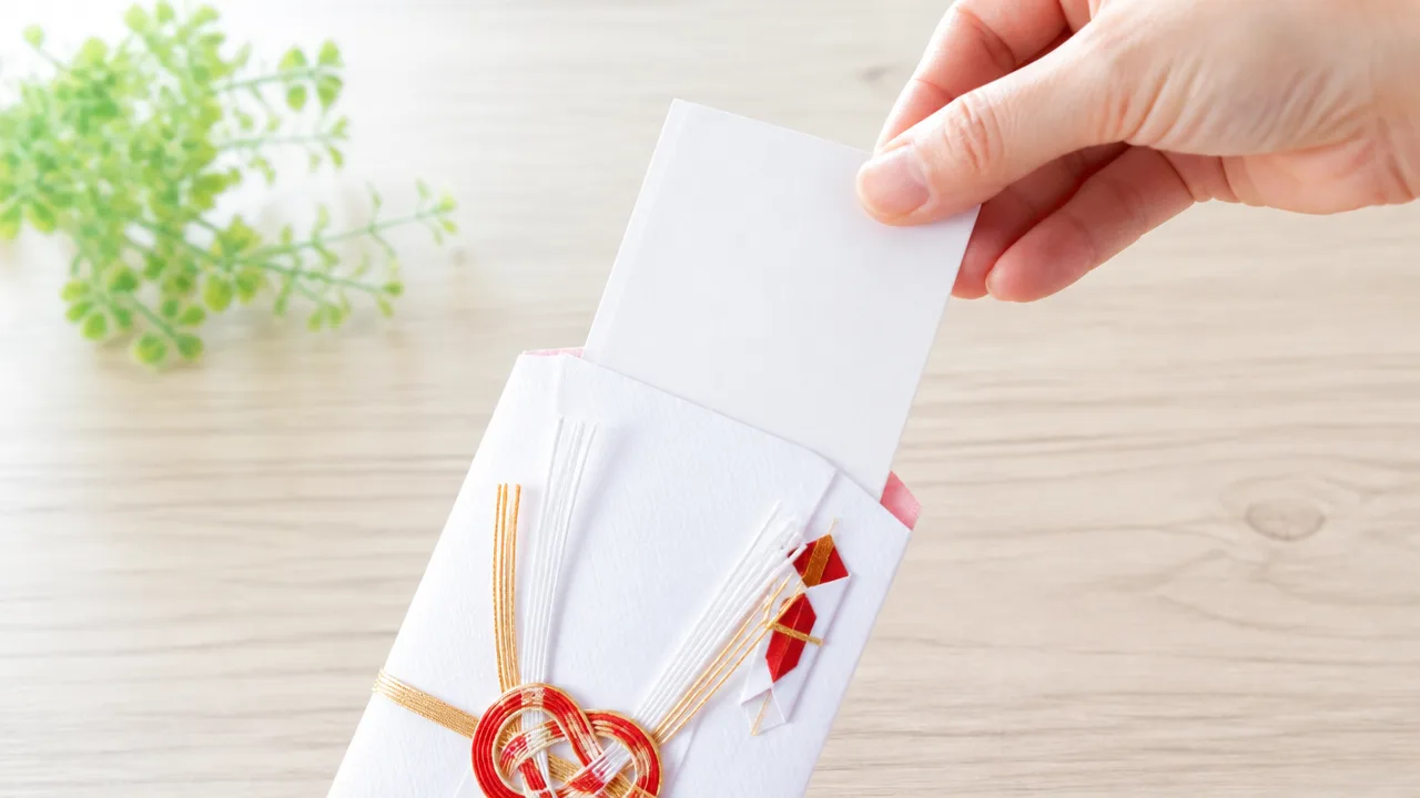 ご祝儀袋の厚紙はどうする？役割と外すタイミングを解説
